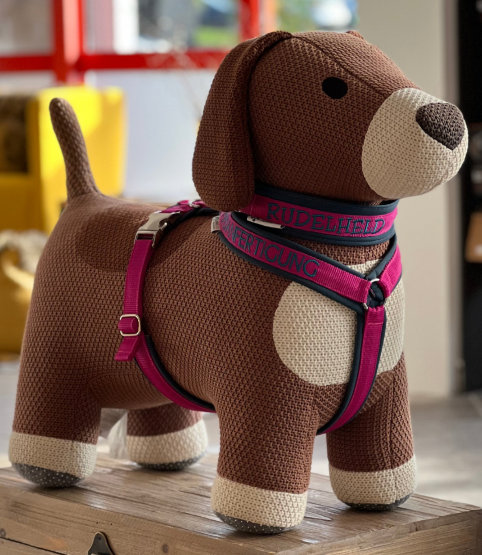 Maßgefertigtes Hundegeschirr in der Herstellung